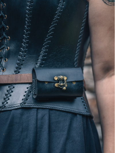 Trollfelsen Mittelalter Tranktasche 3er Riegelhaken Schwarz geschlossen 2